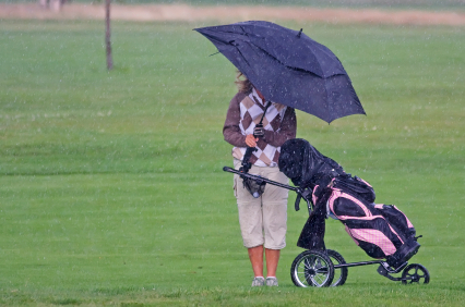 woman-golfer-in-the-rain